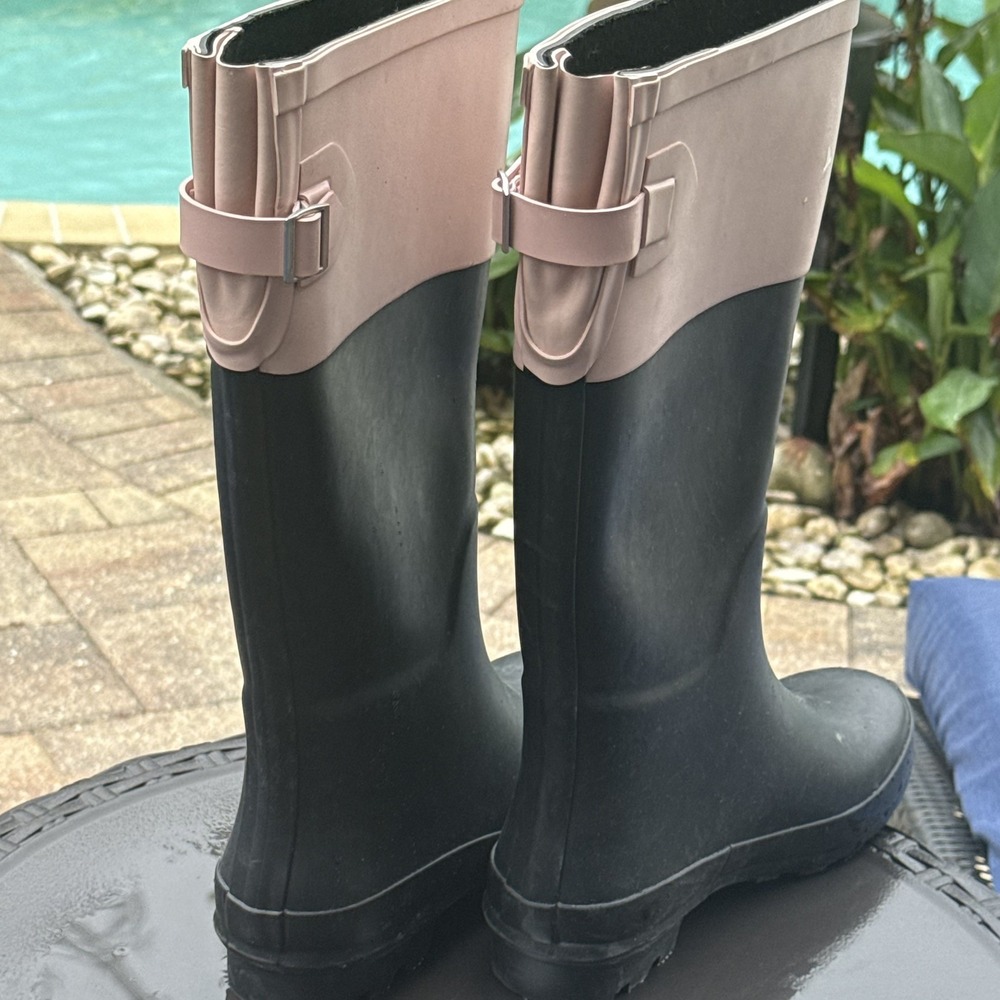 Time and Tru Women's Black and Pink Buckle Slip-On Rain Boots, Size 9 - Picture 5 of 6